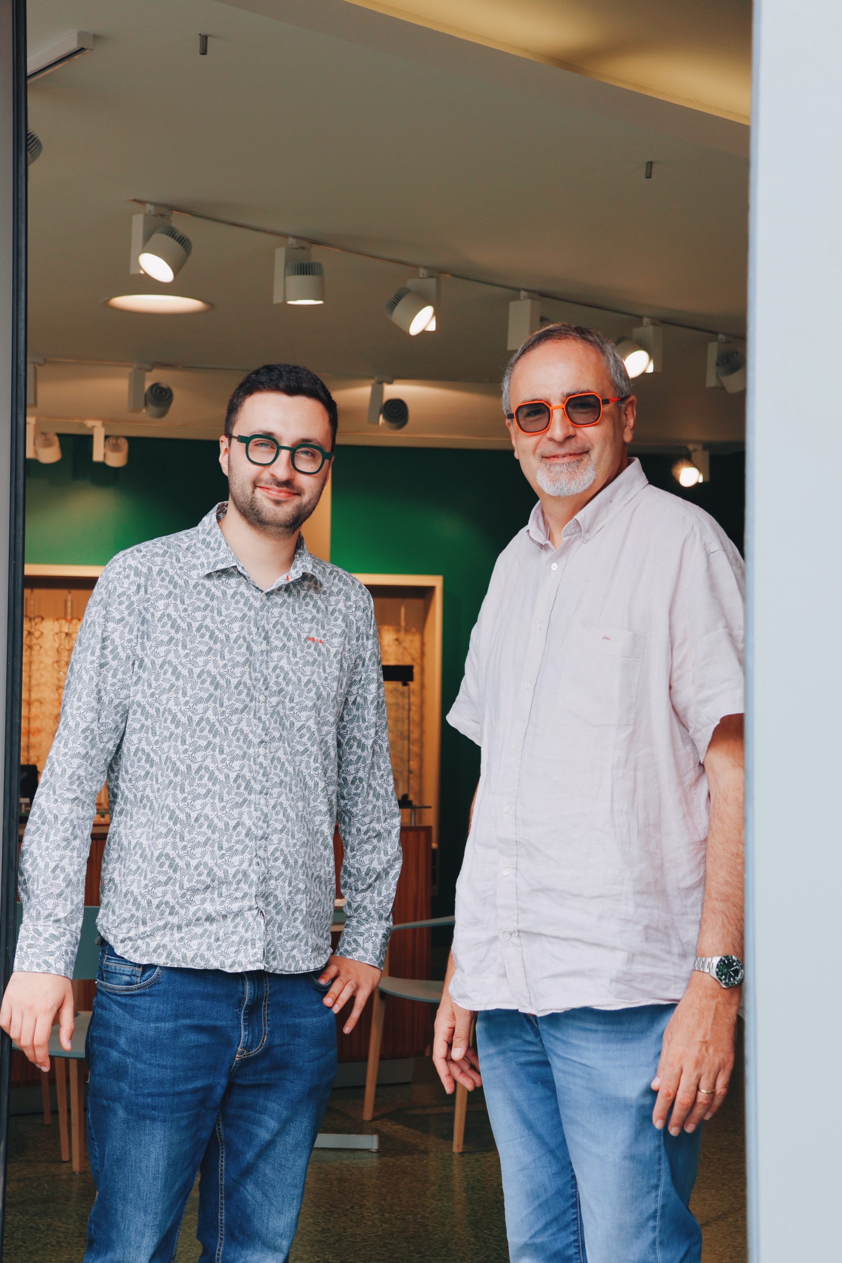 Jules et Laurent Suin, opticien et audioprothésiste, devant le magasin Optique Audition Suin à Valenciennes